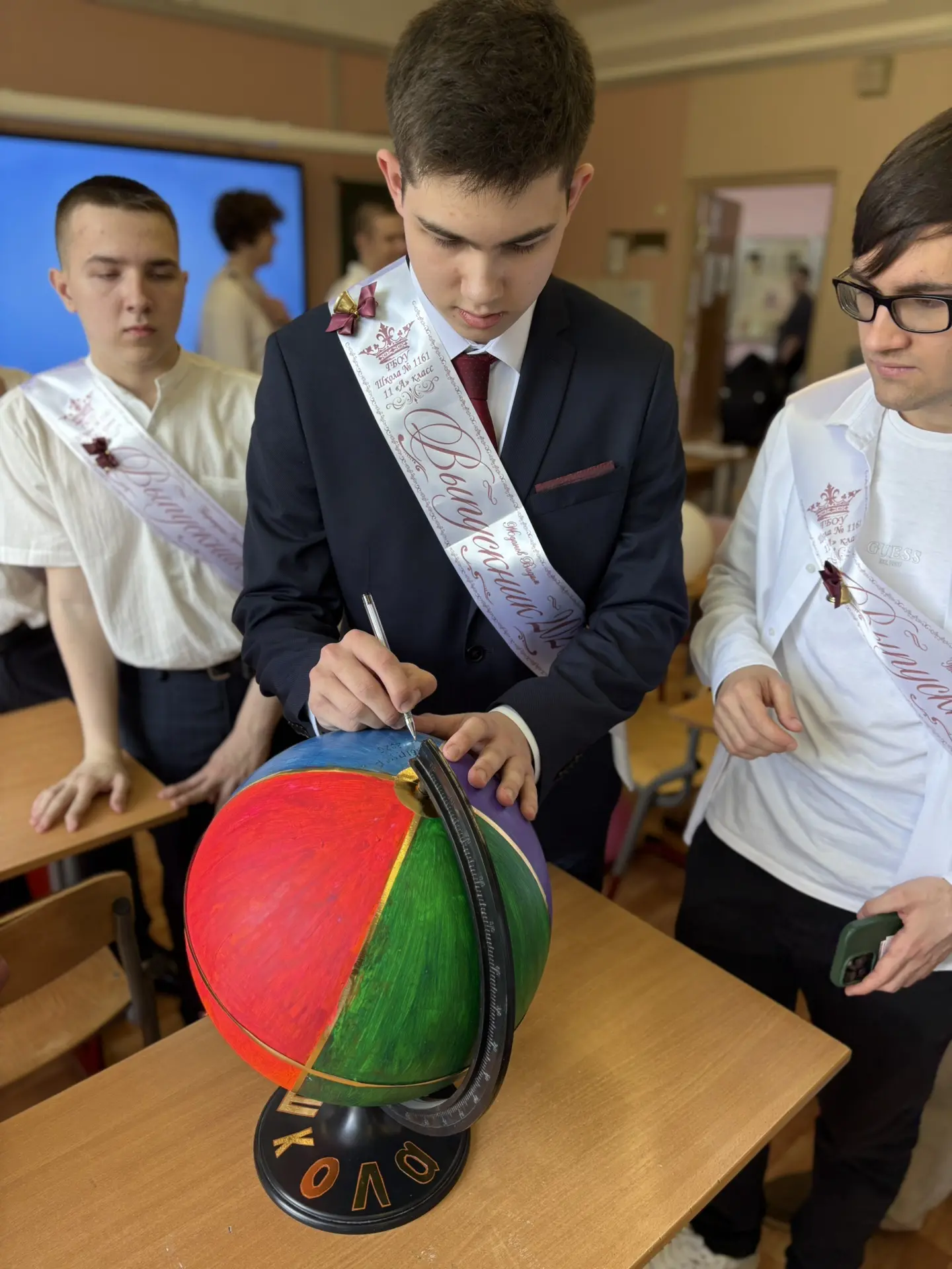 🌟Глобус школьной памяти! 🌟  🥰В корпусе «Бунин» есть особенная, тёплая традиция, которая связывает пр