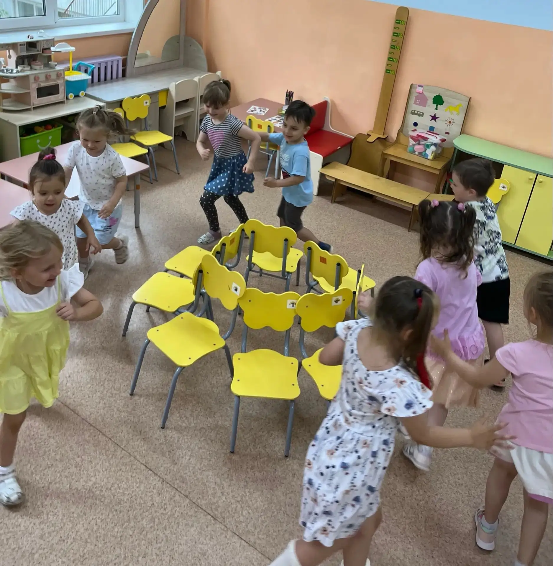 🎵 Стулья, музыка... МАРШ! 🏃‍♂️🏃‍♀️

Помните эту легендарную игру из своего детства? Ту самую, где