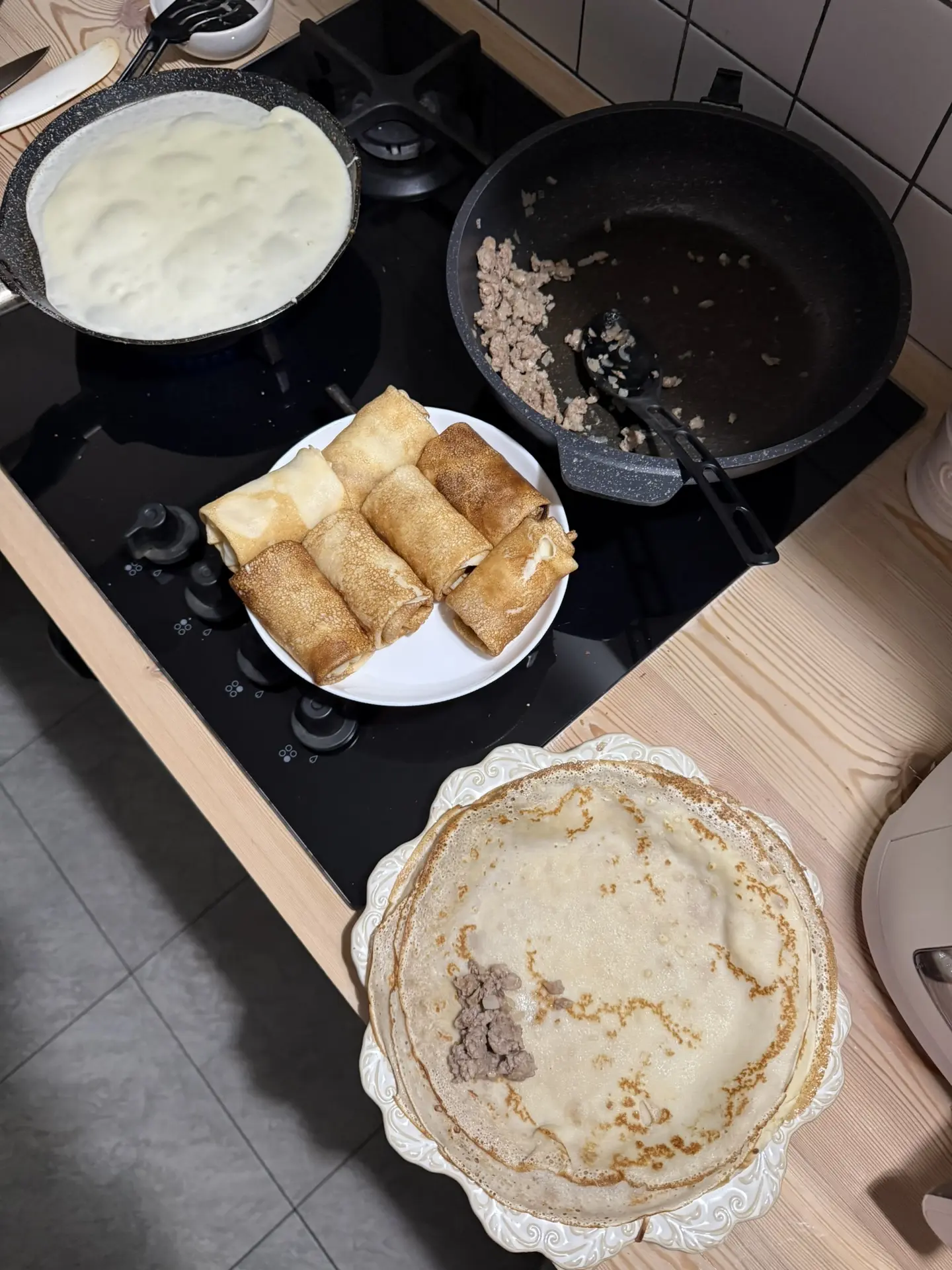 Кто встаёт в 6 утра, у того к 7 уже стопка блинов готова😄 Сегодня с мясом, с шоколадной пастой и бан