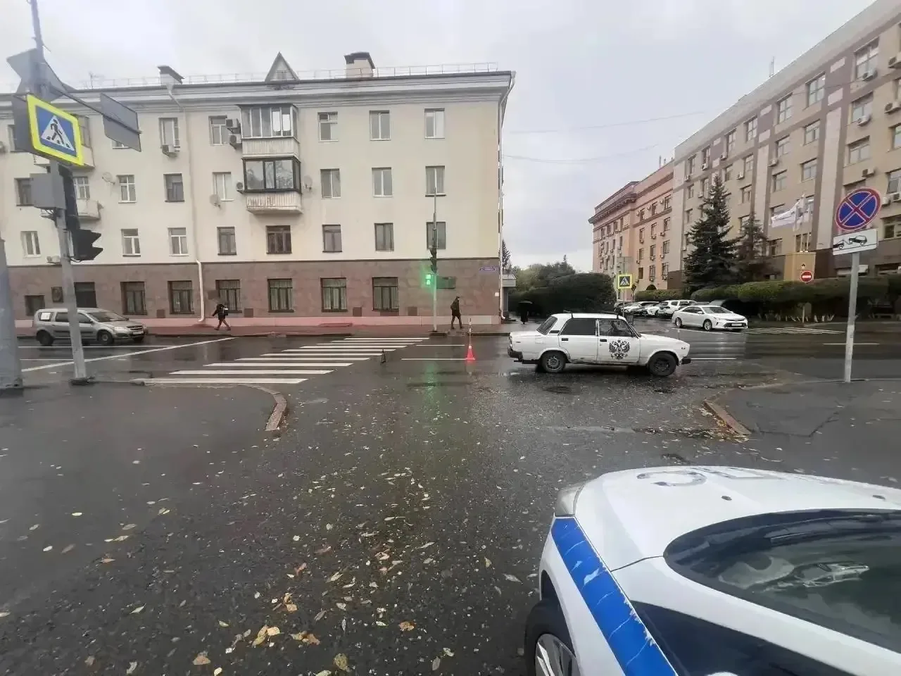 В Тюмени, в самом центре города, на регулируемом пешеходном переходе по улице Ленина, 6...
