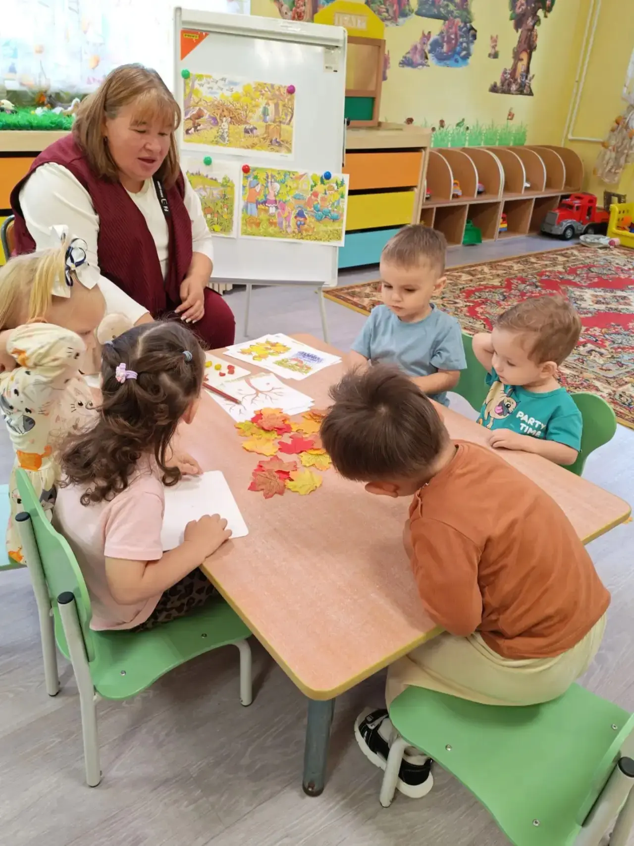 Осень за окном радует нас яркими красками, а мы переносим эту красоту в наше творчество...