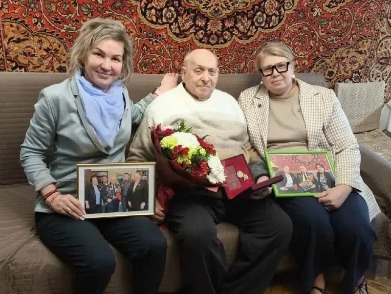 🎖 В Коньково ветерану Великой Отечественной войны вручили памятный знак