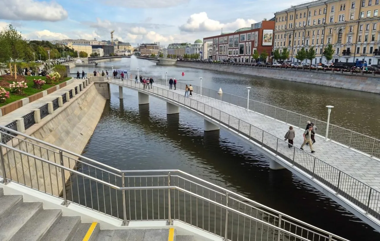 🌉 Мэр Москвы Сергей Собянин открыл пешеходный мост на Болотной набережной