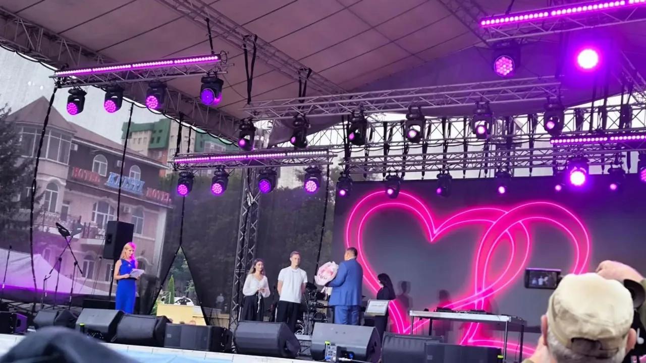🎉 В День города на Театральной площади случилось настоящее чудо - родилась новая семья...