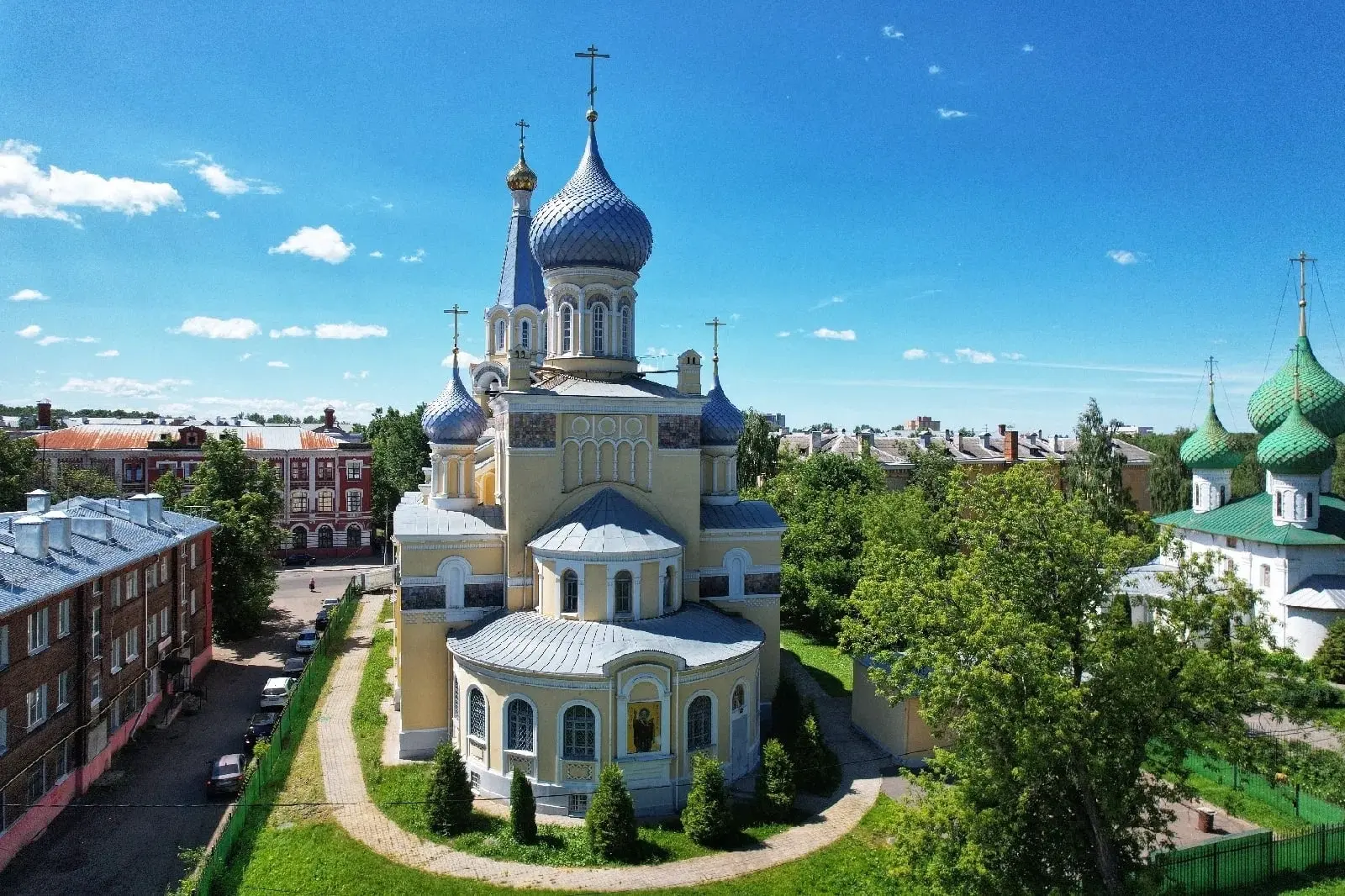Храм, который построили фабриканты

Гуляя по Красноперекопскому району, сложно не заметить эту церко