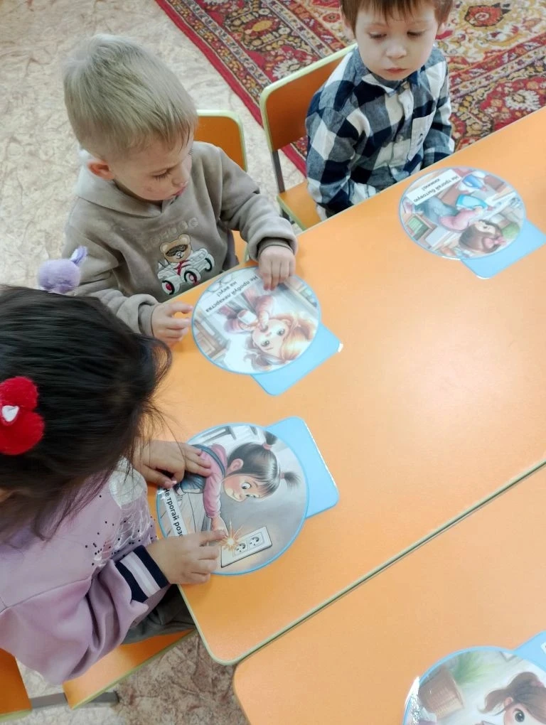 Сегодня в  группе  Солнышко прошла важная беседа о безопасности в быту! 🔐
 Наши малыши узнали, как 