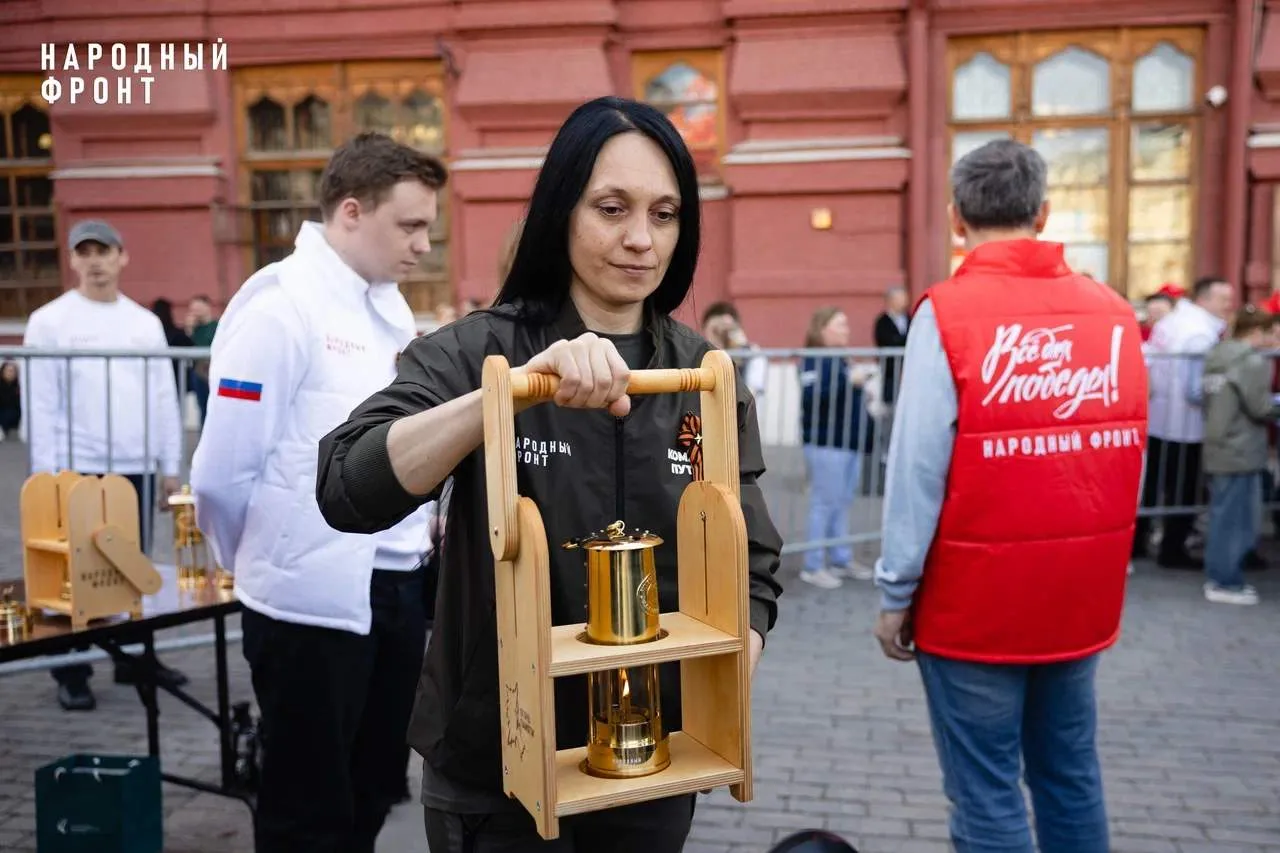 Сегодня в Александровском саду у Могилы Неизвестного Солдата зажгли лампады. Народный фронт дал стар