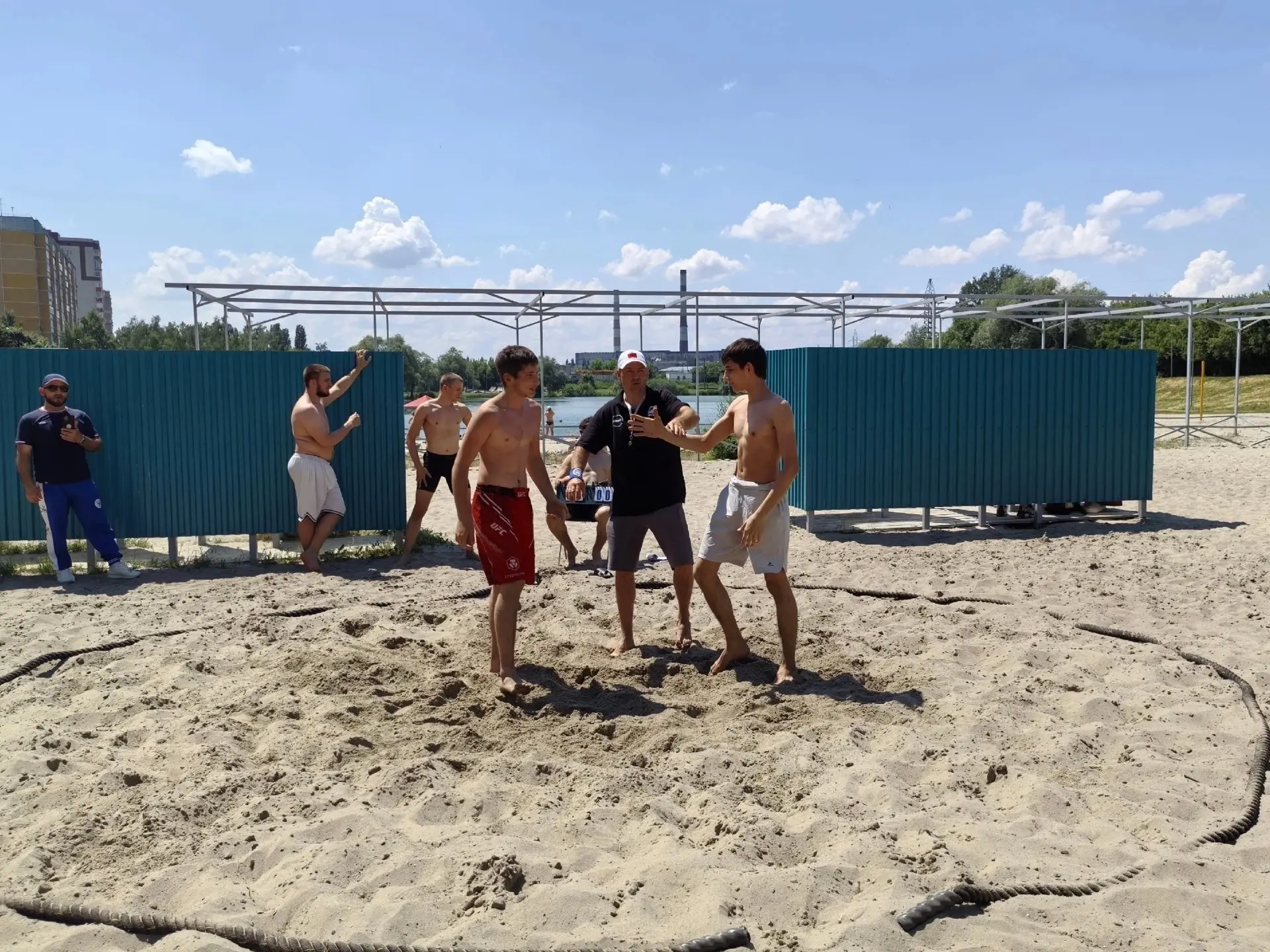 Песок, солнце и стальной характер: наши на турнире по пляжной борьбе!

На Ермошкином озере в Курске 