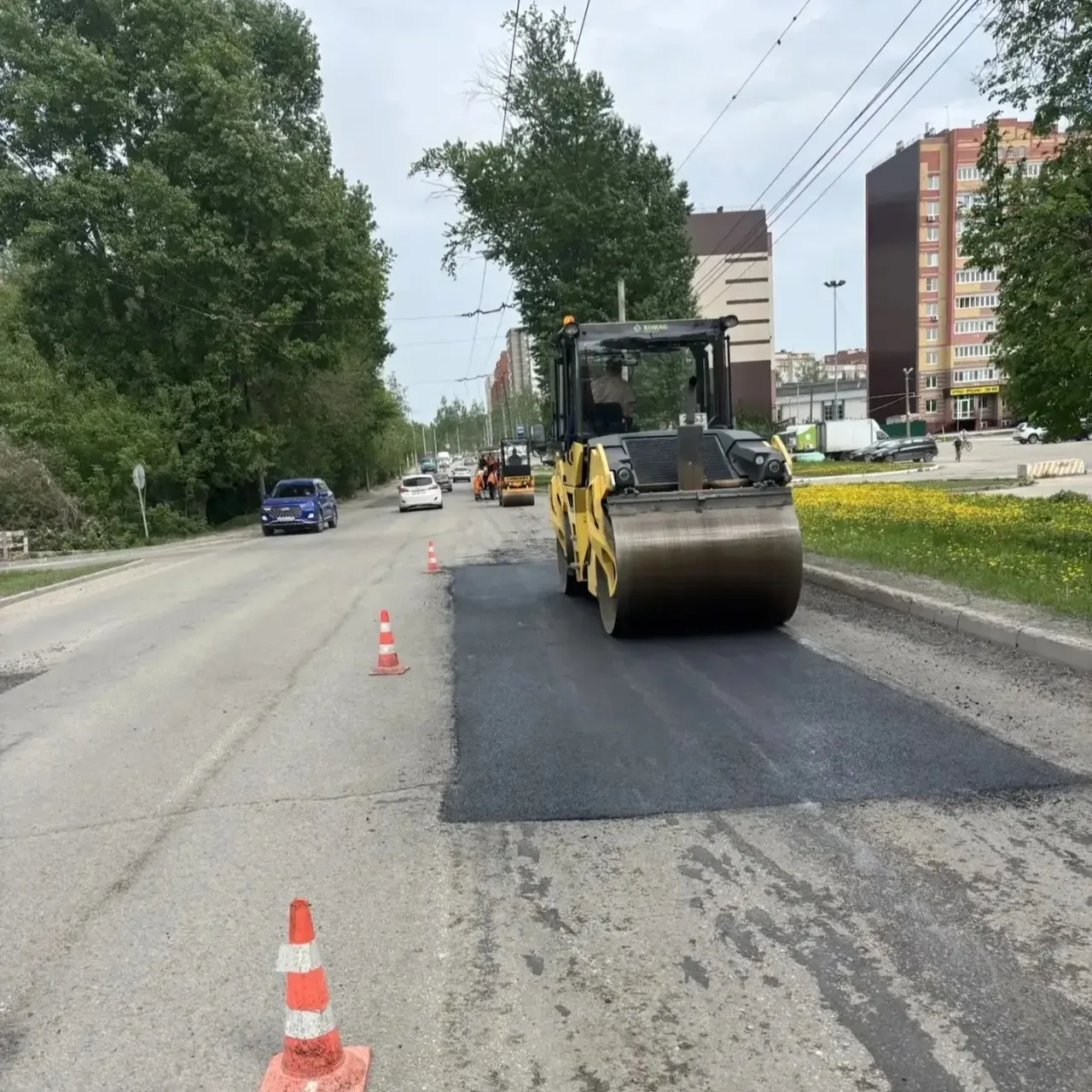 Дела городские, майские 🌸  Погода радует нас теплыми днями, а бригада озеленителей - цветами. Всеми 