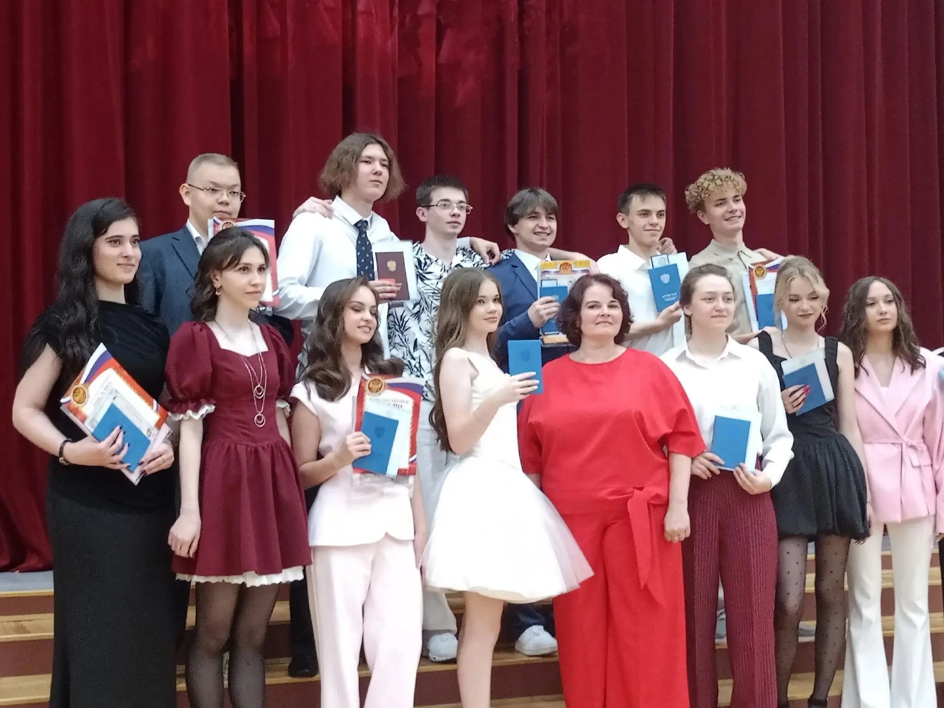 🎉 26 июня - особенный день для наших дорогих выпускников 11-х классов! Они преодолели важный этап с
