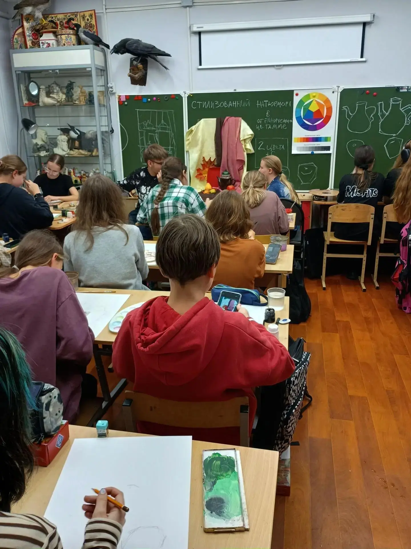 2-ые классы. Композиция. Стилизованный натюрморт в ограниченной цветовой гамме.
