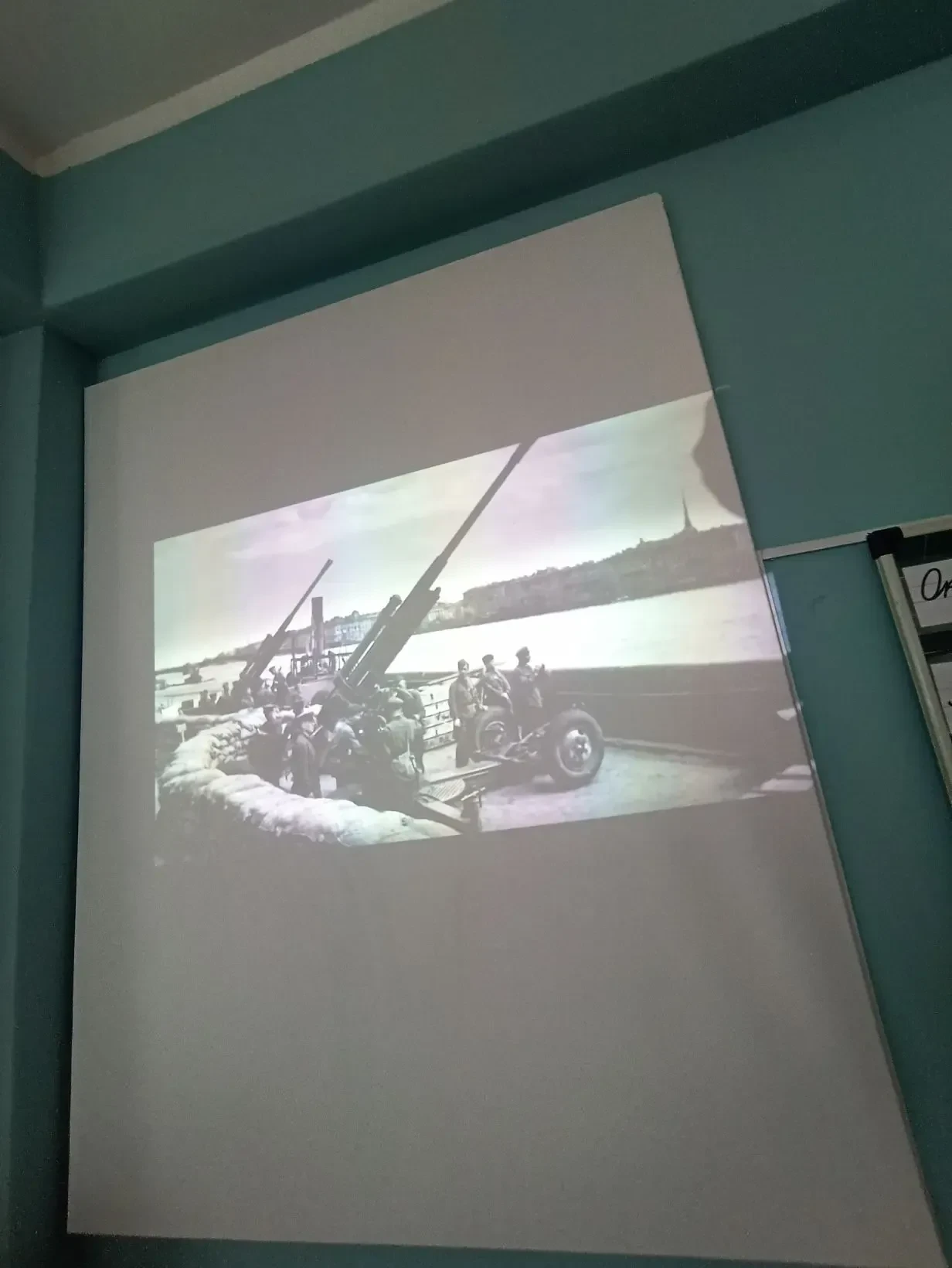 Сегодня в 4 Б классе (кл.рук. Трибунская Е.Е.) прошел урок памяти «Дети блокадного Ленинграда». Имен