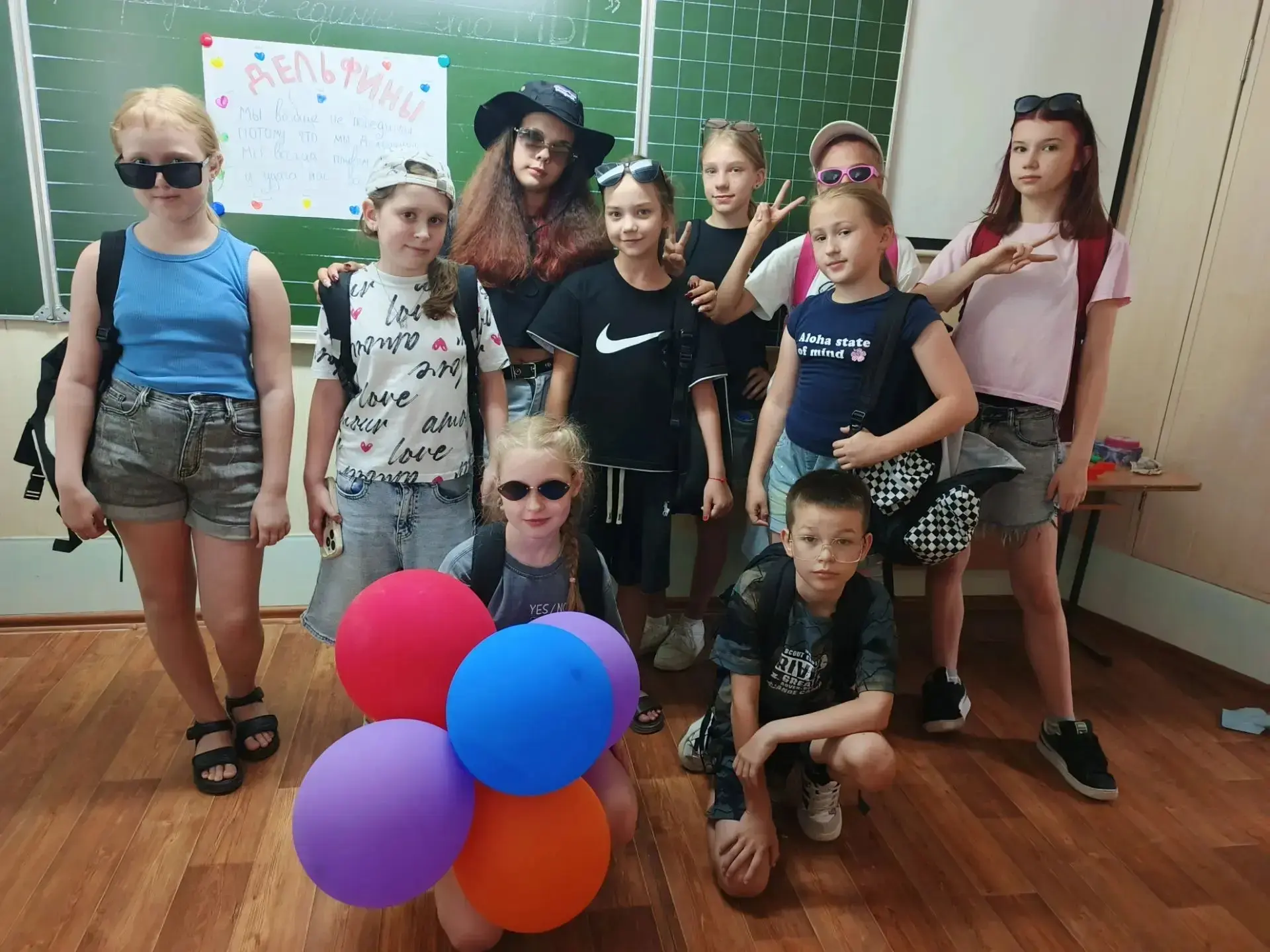 Лагерной смены теперь путь открыт,
Лето веселой улыбкой манит,
Солнце на небе ребятам сияет,
Светом,