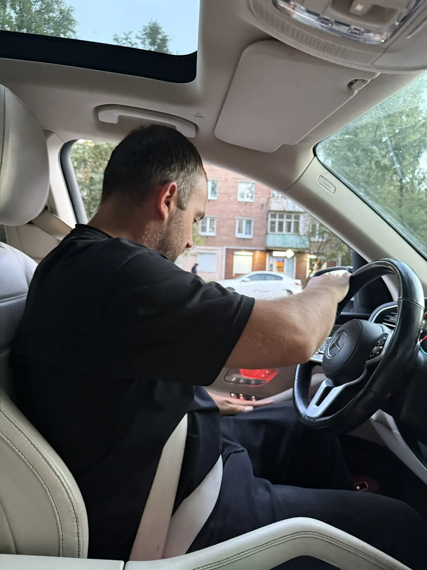 Клеща блин подцепили 😰 на окне сидел, потом на руку прыгнул Антону, будьте осторожны, ...