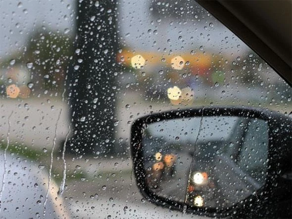 🚗 ГАИ напоминает водителям и пешеходам о правилах безопасности в непогоду.