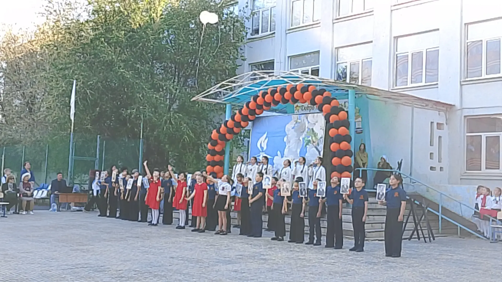 🇷🇺 «Никто не забыт, ничто не забыто»  Вчера, 6 мая, на площадке перед нашей школой состоялся замечат