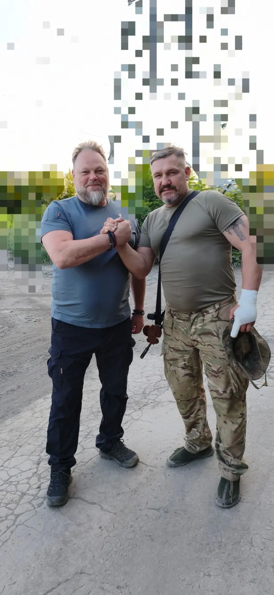 Когда мы впервые встретились с Бастой, он буквально держал меня за рукав, чтобы я не уш...