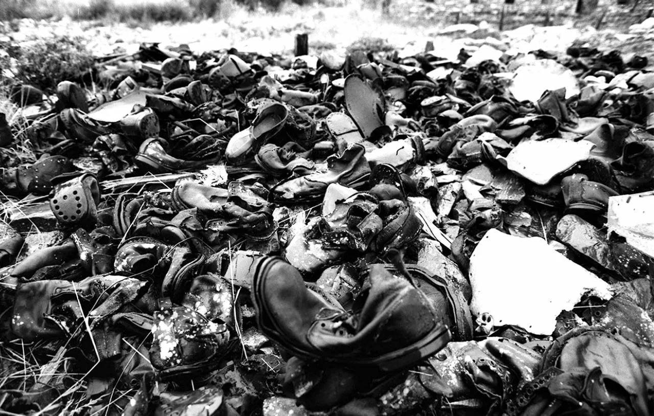 Обувь узников, оставшаяся на месте лагеря Бутугычаг на Колыме, 1989 год.