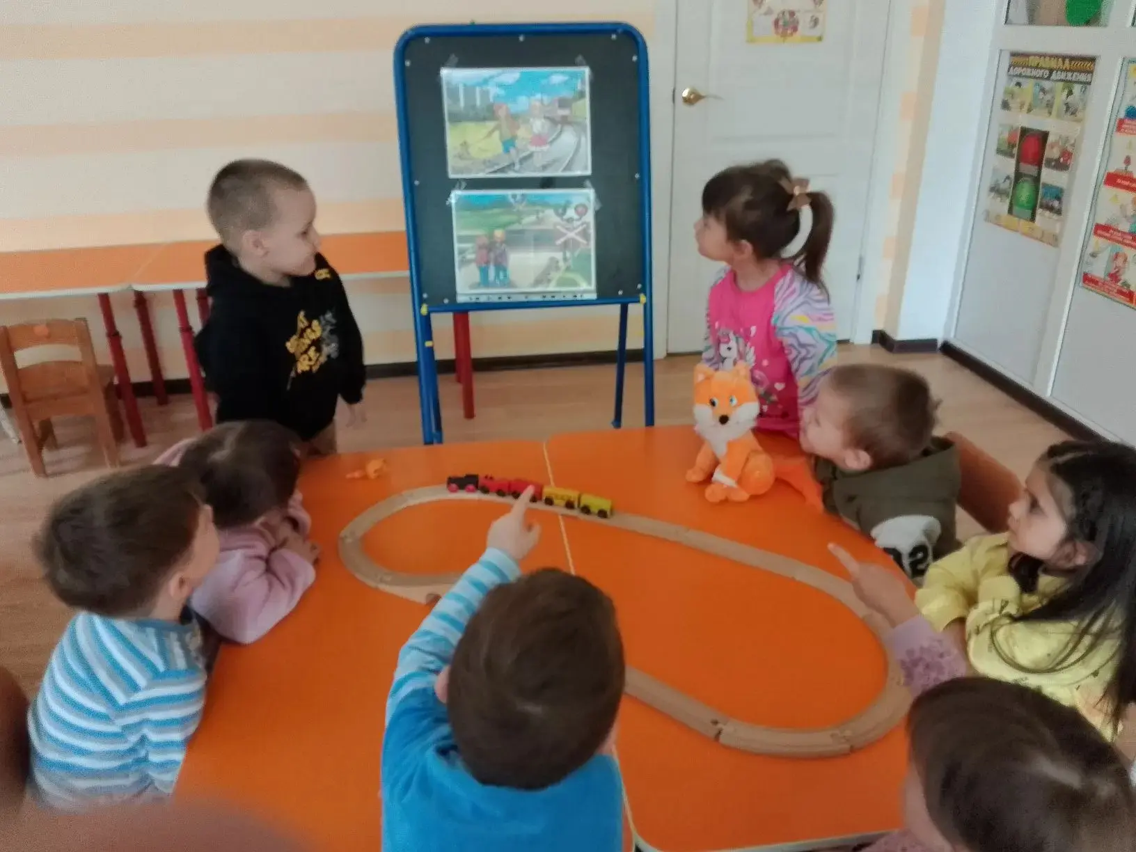 Беседа в младшей группе на тему "Осторожно поезд!"🚂