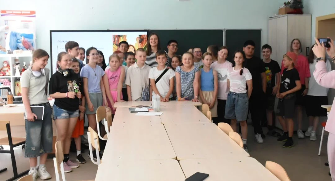 👫 Сегодня в гости к нашим орлятам пришла Виктория Яворская, выпускница нашей школы, студентка факул