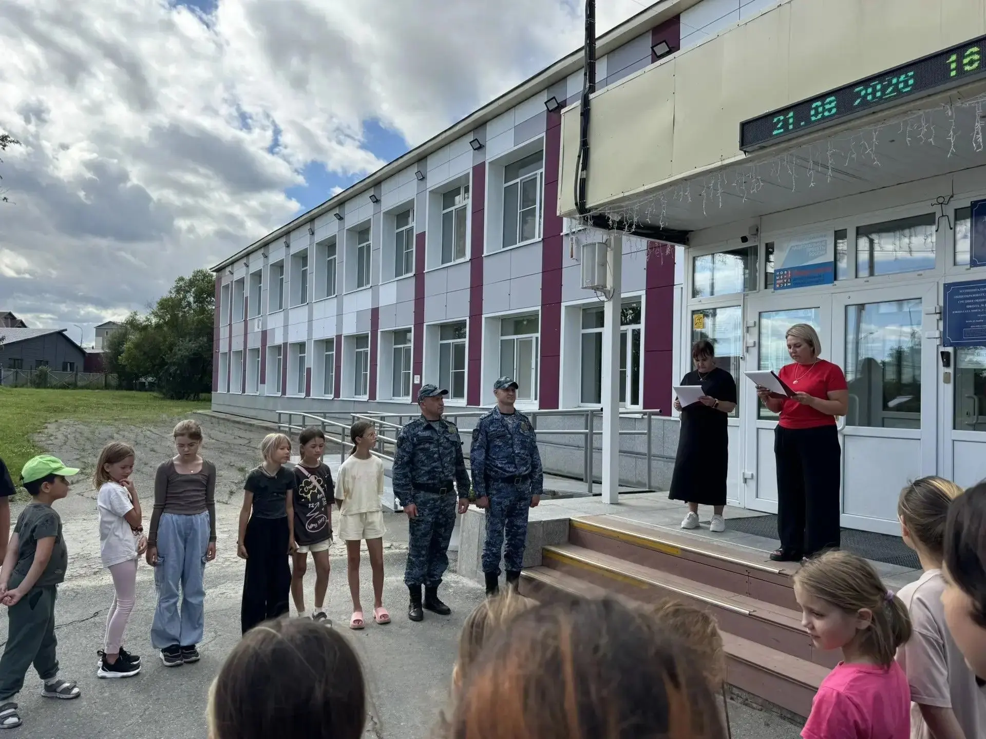 Сахалинские судебные приставы провели тематическую встречу со школьниками