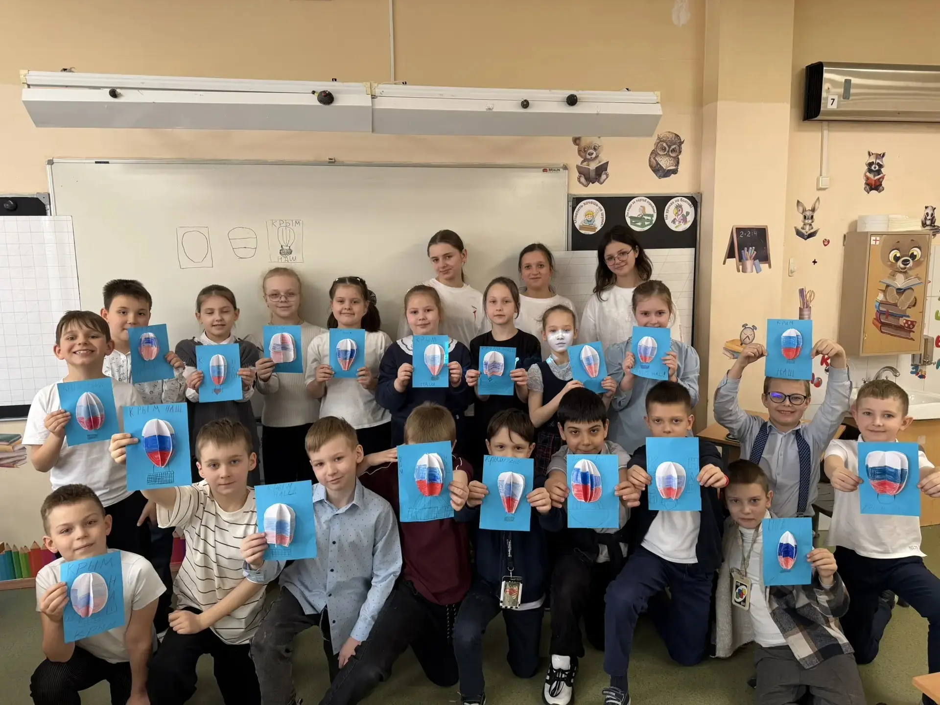 🏫 В нашей Школе прошли тематические мастер‑классы, приуроченные ко Дню воссоединения Крыма с Россией