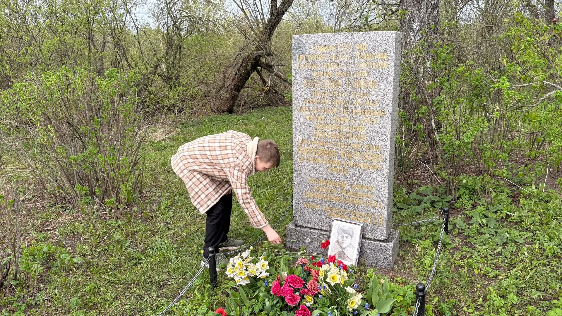 У стен ДОТа: экскурсия в историю  4 мая активисты Движения Первых вместе с советником директора по в