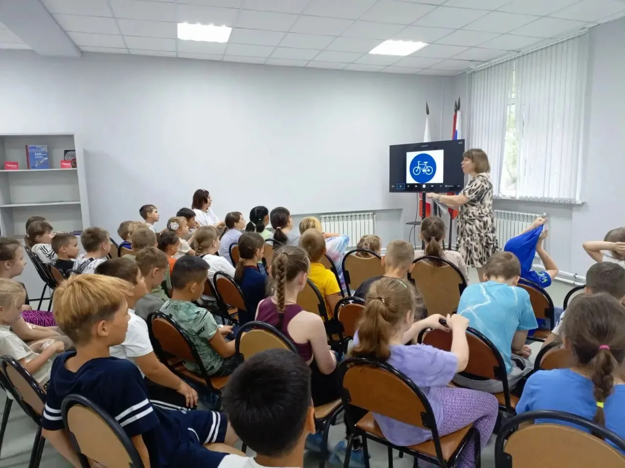 Безопасные каникулы: урок ПДД в библиотеке! 🚦

17 июня отряды пришкольного лагеря «Непоседы» (школа