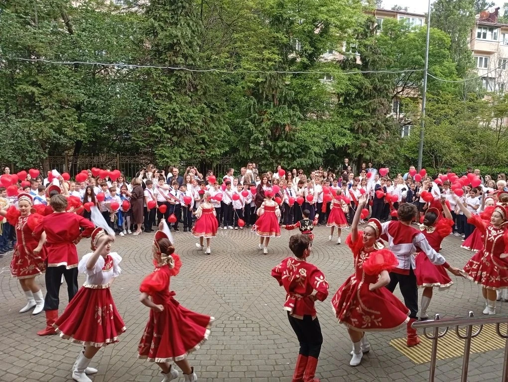 Сегодня в МОБУ Гимназия №9 города Сочи имени Н. Островского (1 корпус) прошёл по-настоящему тёплый и