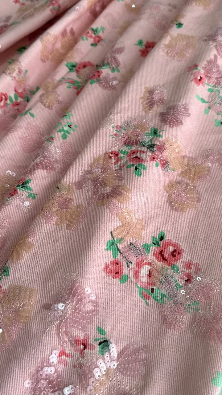 Мягкий пластичный джинс с вышивкой