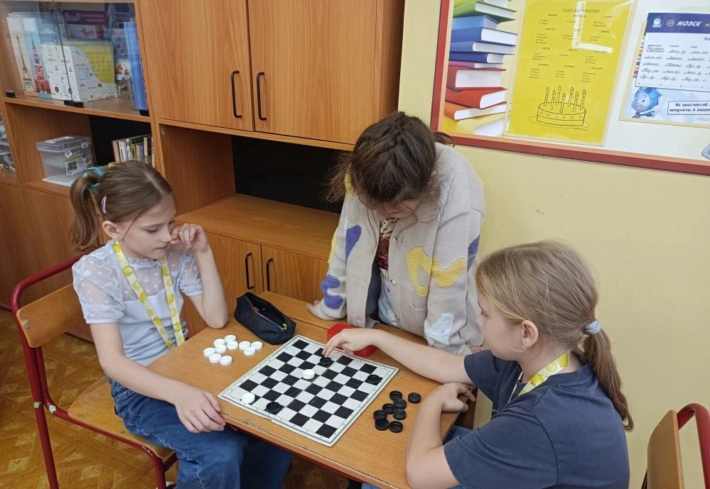 ♟️ Шашечный турнир 🏆  Во время каникул в 3 Б классе прошел  шашечный турнир!   🎯Юные стратеги сражал