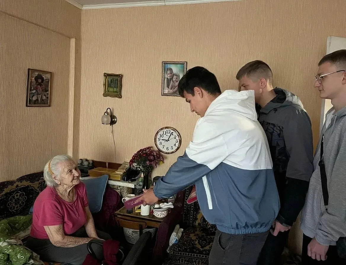 В нашей школе есть замечательная традиция поздравлять с Днем учителя ветеранов педагоги...