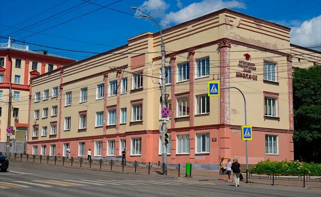 В Ижевске начинают ремонтировать фасад лицея № 30. Контракт на проведение ремонтных раб...
