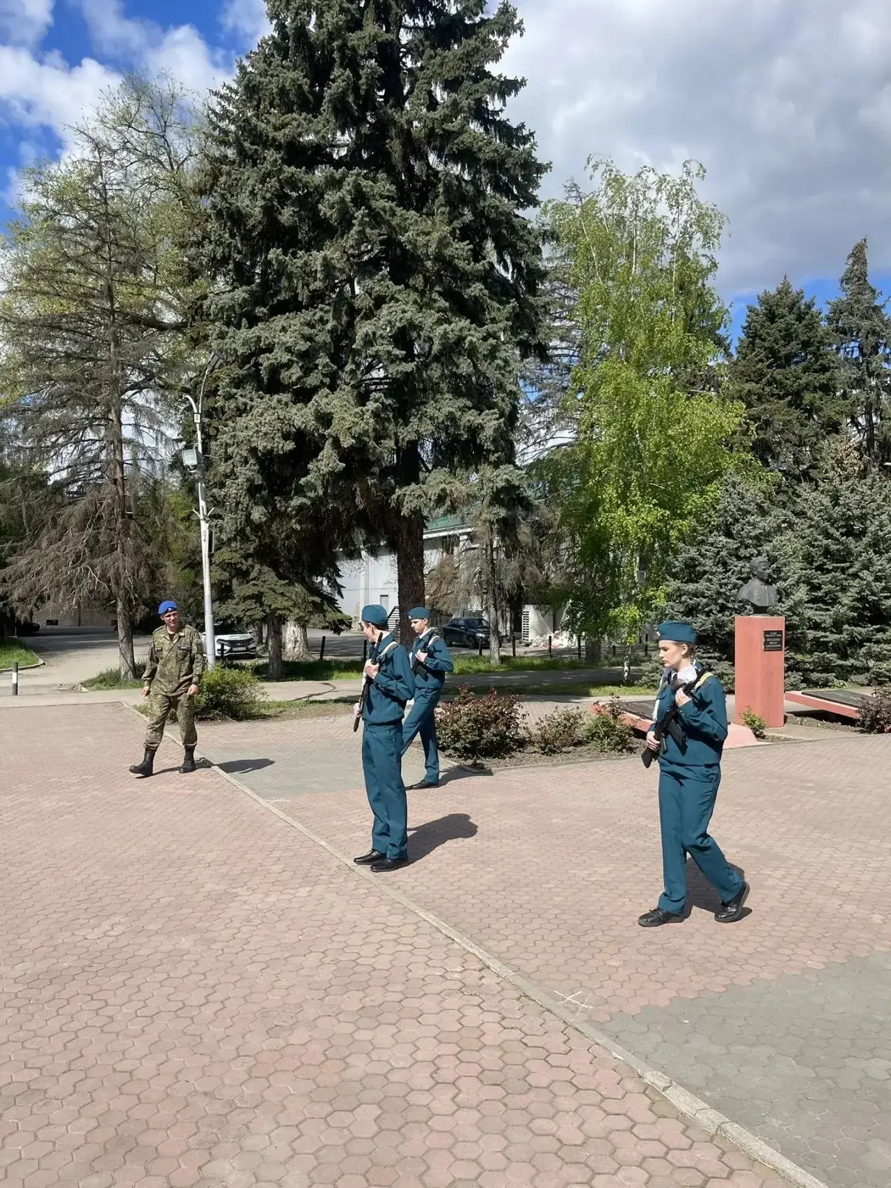 🇷🇺 Честь и ответственность: наши ребята на Посту №1  1 и 2 мая наши старшеклассники приняли участие 