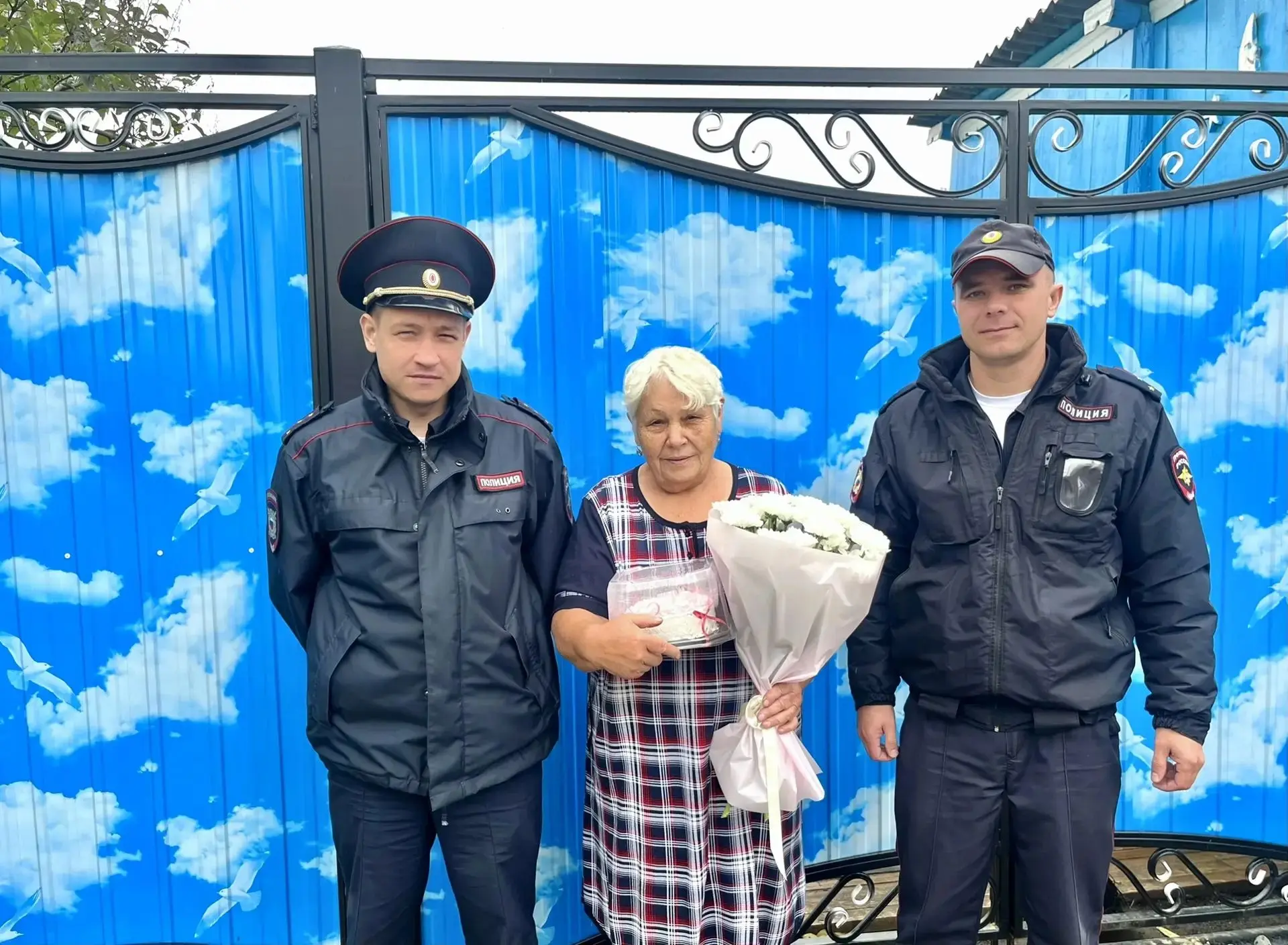👮‍♂️ В Зиме и Саянске сотрудники полиции поздравили матерей погибших коллег.