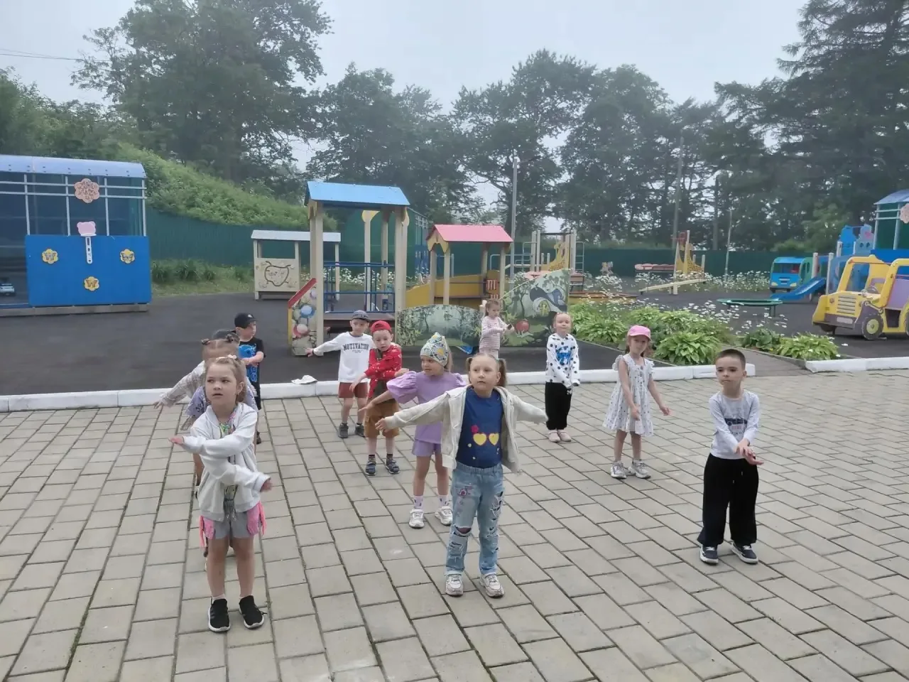 🌞 Утро в детском саду начинается с энергией!
10 минут веселой зарядки — и дети готовы покорять верш