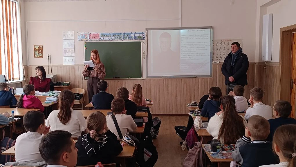 🎖️ В нашей школе состоялся урок Мужества с участником СВО Владимиром Степановичем Бражниковым. Он по