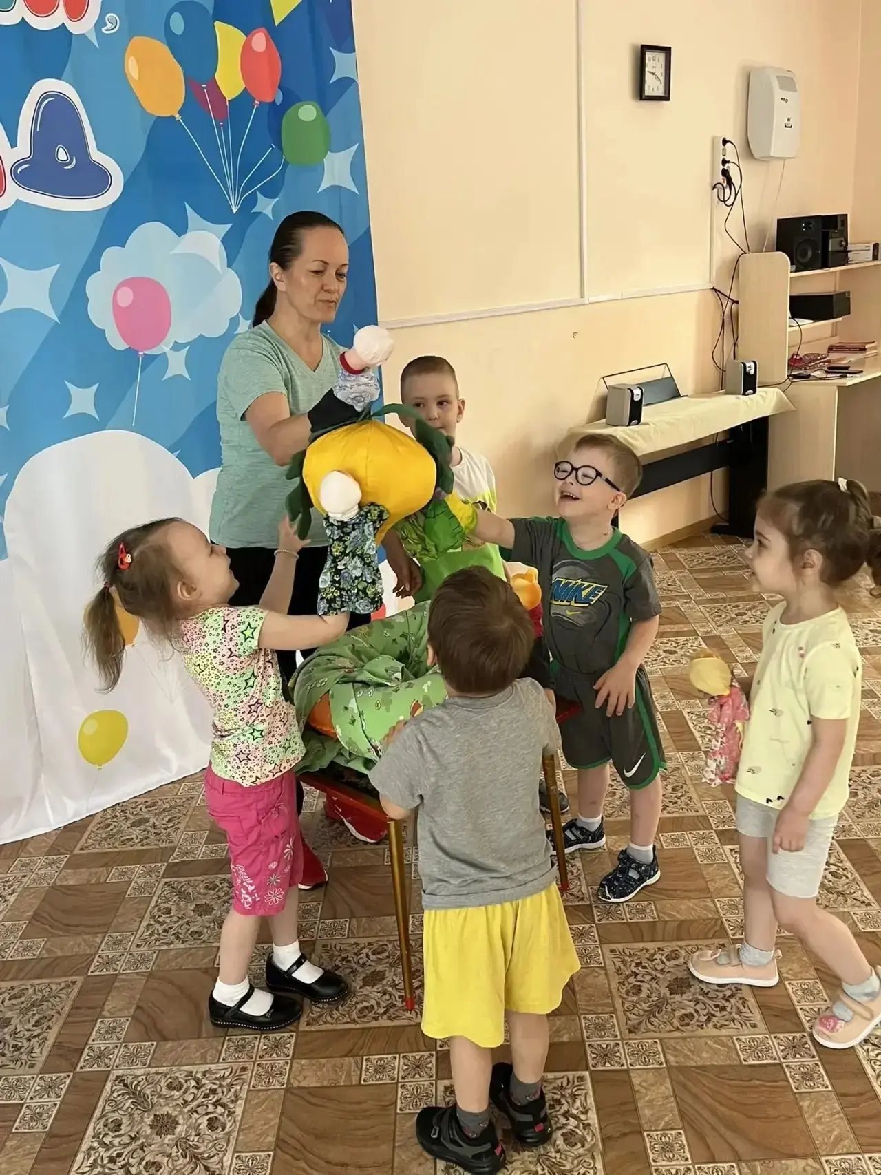 Досуг в детском саду — это важнейший инструмент всестороннего развития ребенка. Он сним...