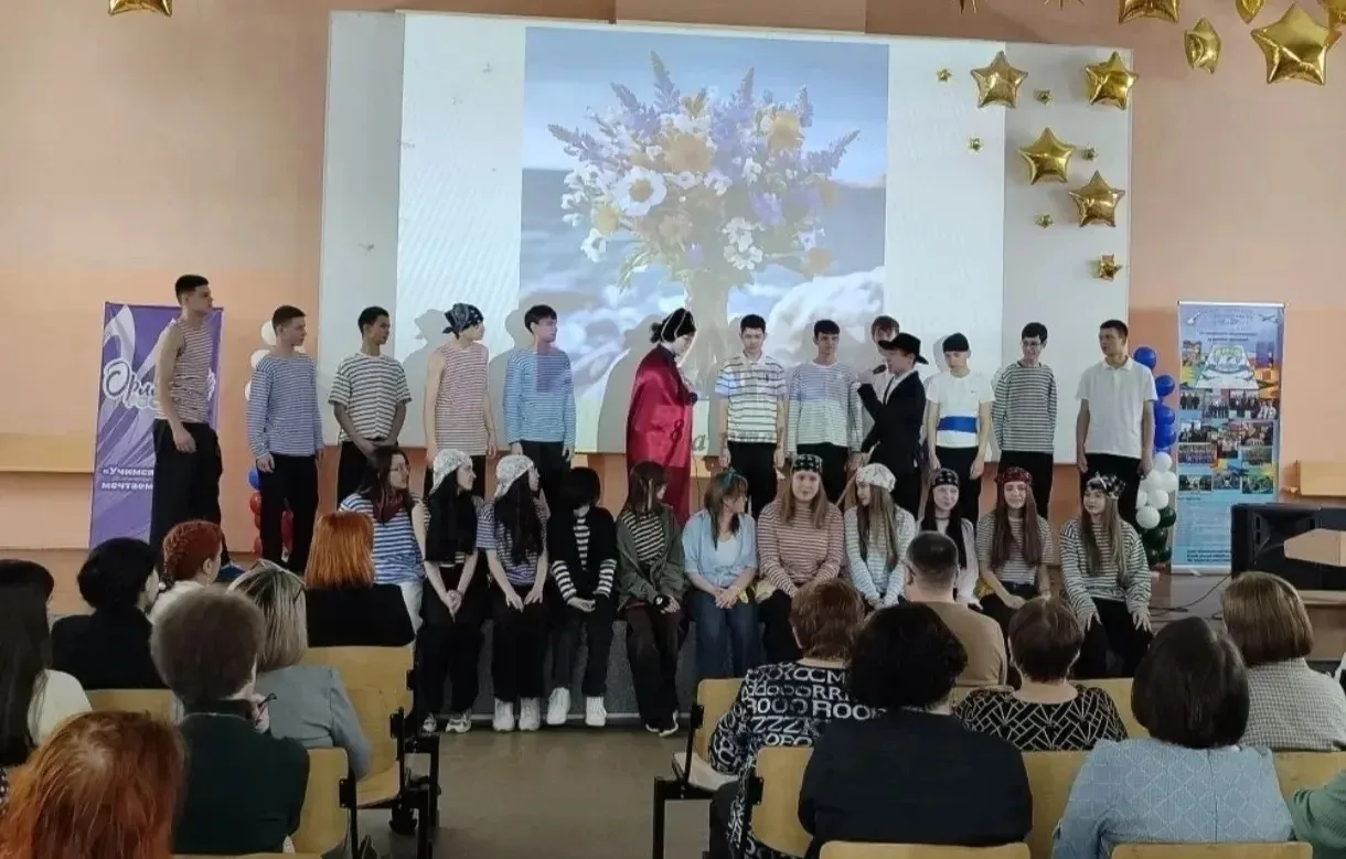 💕«Пиратское сокровище для наших учителей и девочек!» 🌺Представьте себе: обычный школьный актовый зал