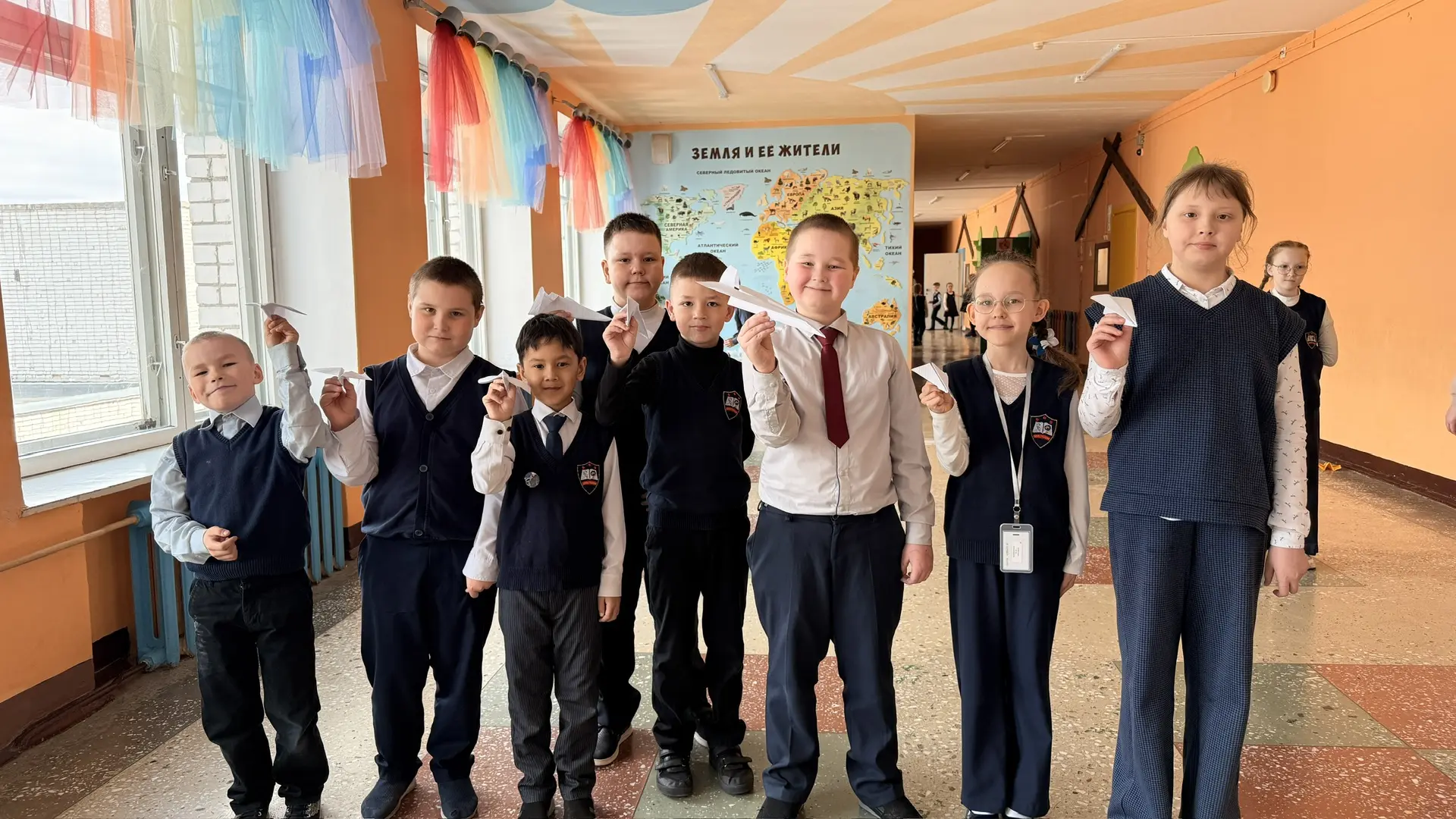 Следующая переменка и новые рекорды!  Вы только посмотрите, как массово! Ребята собрались, чтобы пок
