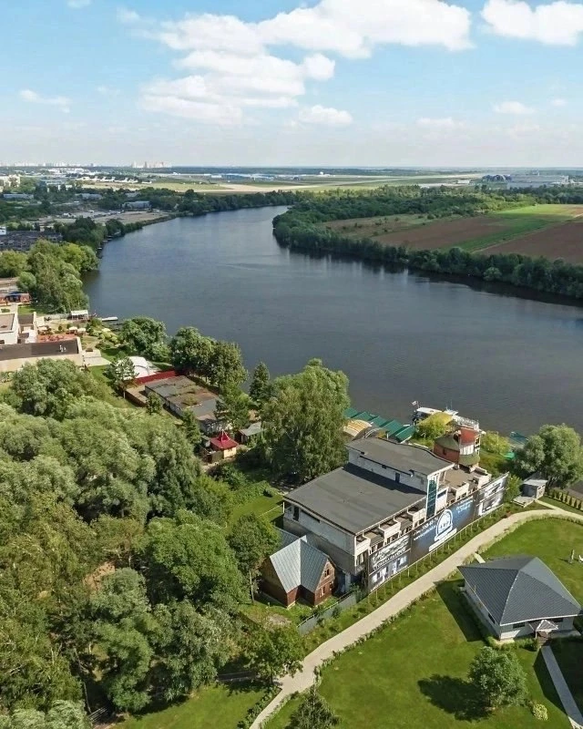 Речной причал на Речном проезде

В Жуковском, там где Быковка впадает в Москву-реку есть Яхт-клуб «Н