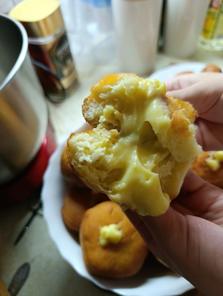Напекла вкусных пончиков на ночь глядя, смотрю на них и спрашиваю себя: "Зачем?" 🙈 Это супер калорий