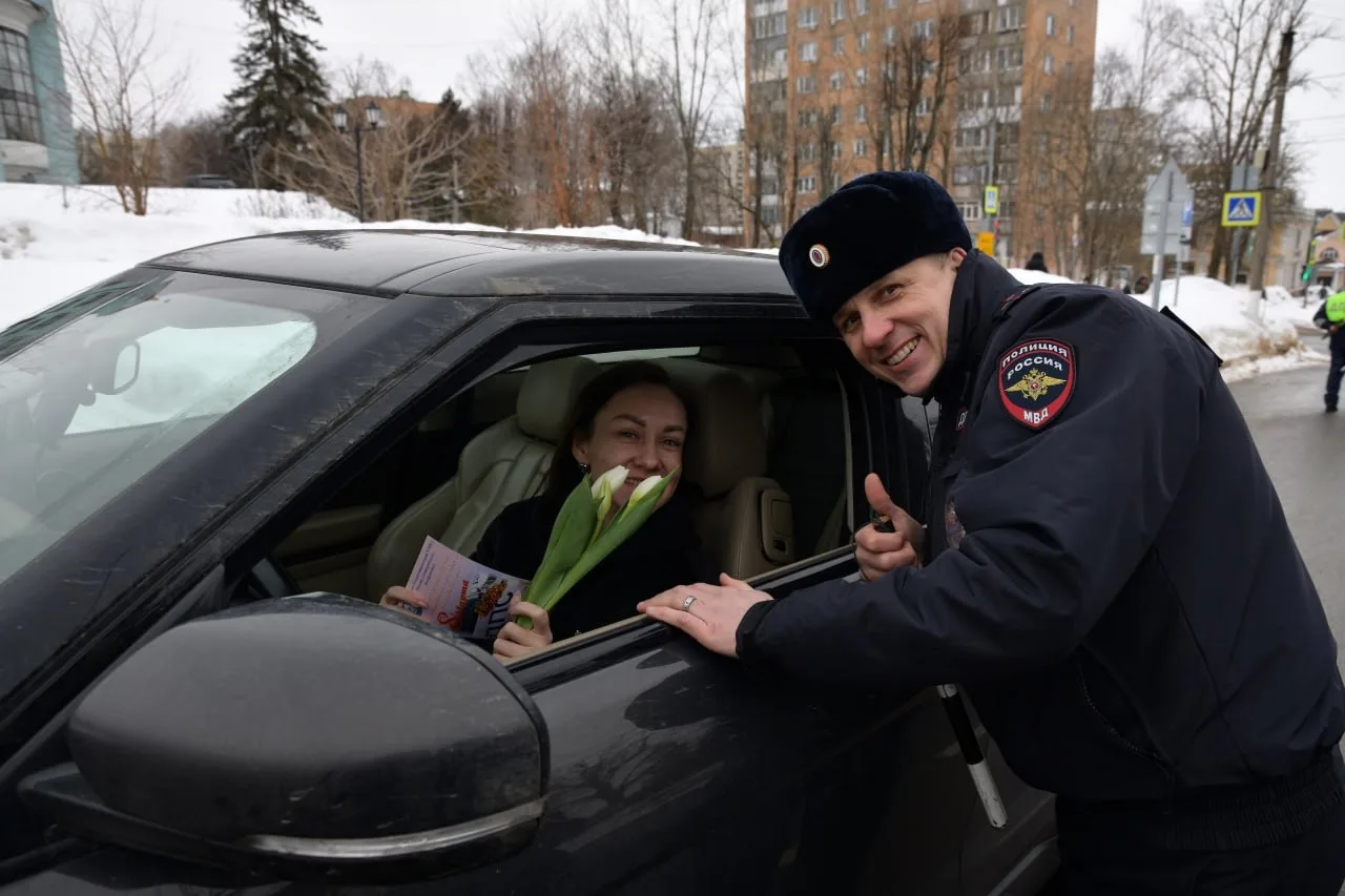 🌸 В Дмитрове инспекторы ГАИ сменили жезлы на цветы