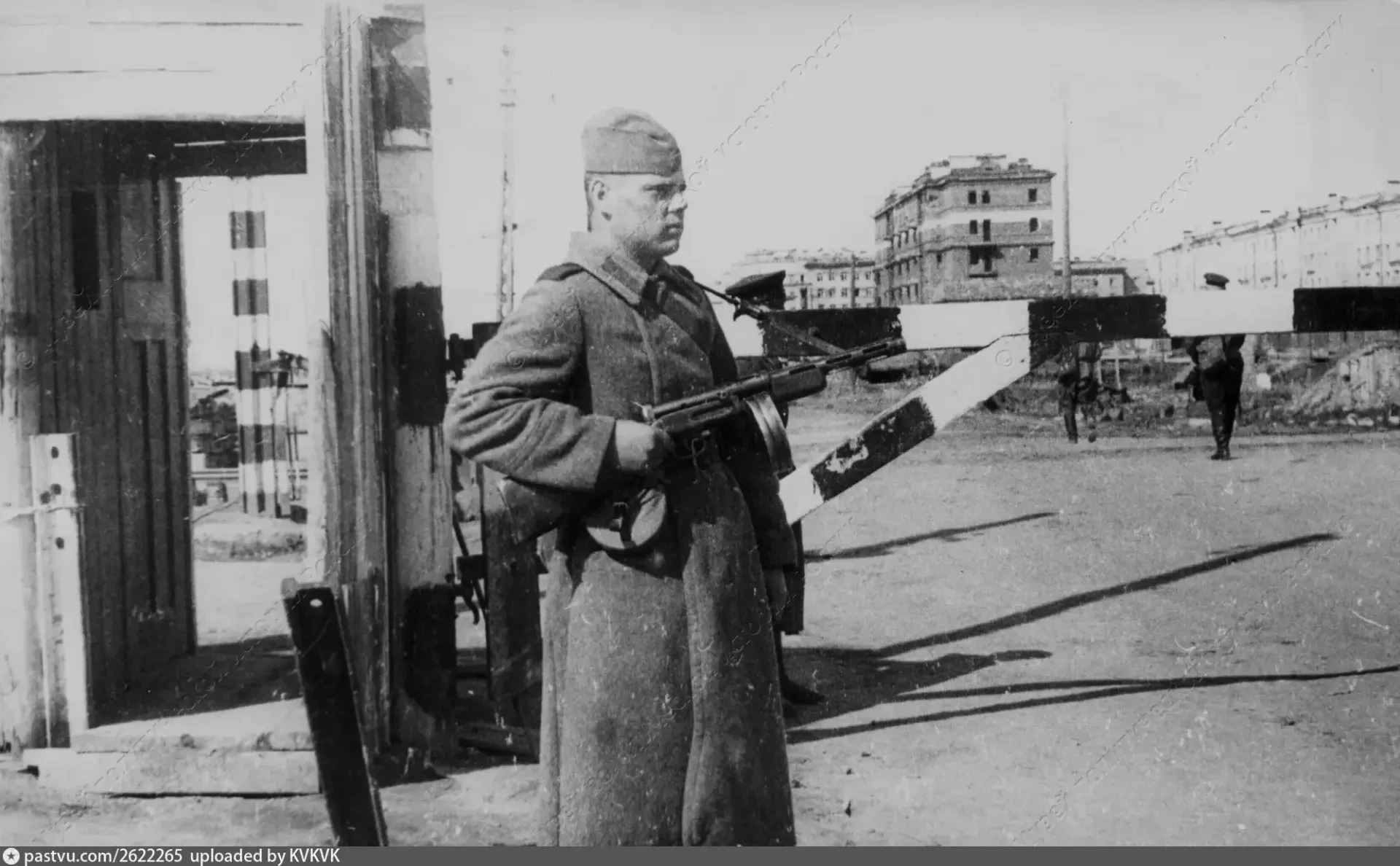 🪖 ЧАСОВОЙ У ВОРОТ: МАЛЕНЬКИЙ КАДР С БОЛЬШОЙ ИСТОРИЕЙ
