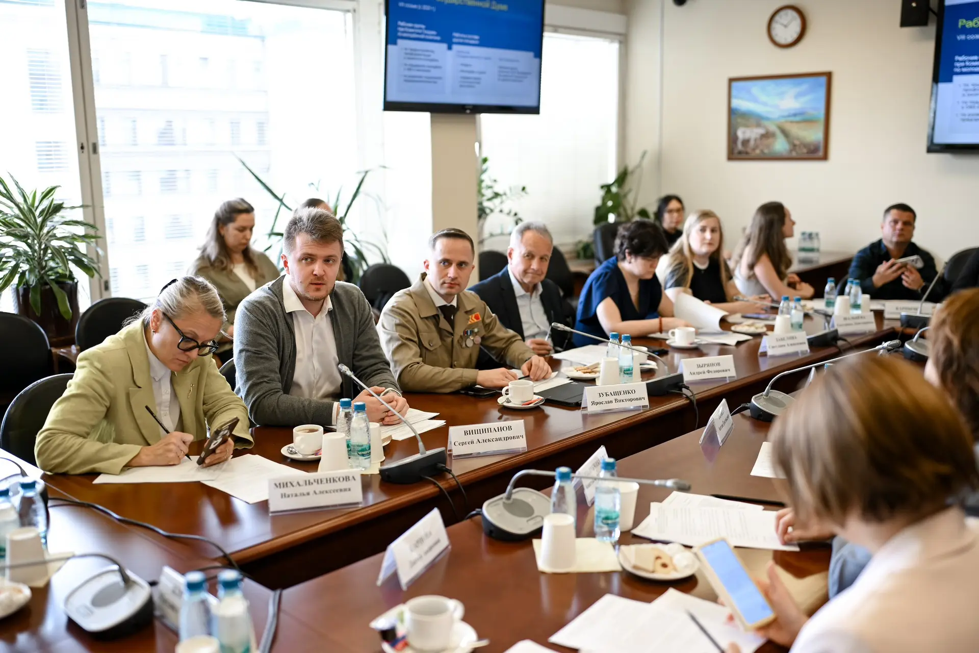 Вместе с коллегами из профильных комитетов, экспертами и представителями регионов обсудили: что удал