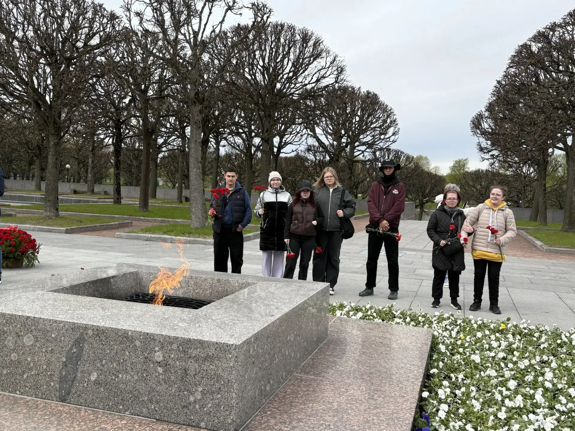 На Пискарёвском кладбище в Санкт-Петербурге регулярно проходят торжественные церемонии возложения цв