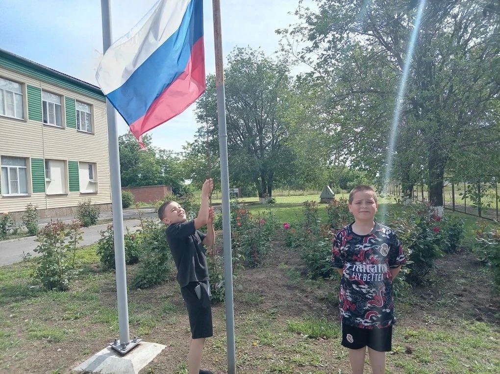Утро 04.06.2026 г. в нашем лагере началось с самого главного — с поднятия флага! 🇷🇺