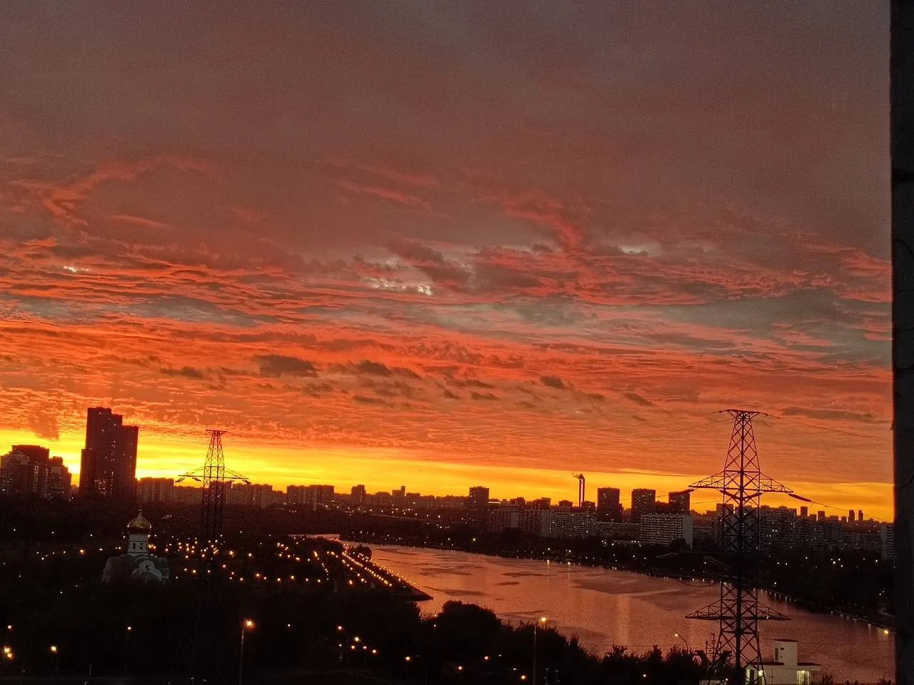 Октябрь балует красочными закатами 🌇