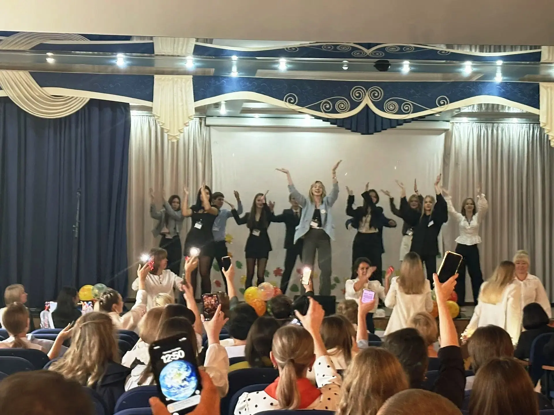 🎉 Праздничный концерт ко Дню учителя в МБОУ СОШ №10: «Искусство зажигать умы и согрева...
