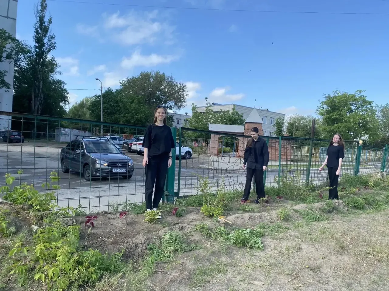 🌿 Школьный двор становится красивее: вместе создаём уголок природы! 🌿  Наши одиннадцатиклассники — н